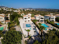 Two-storey villa with swimming pool in an attractive… - Σπίτια
