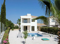 Two-storey villa with swimming pool in an attractive… - منازل