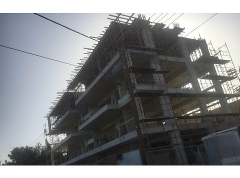 Under construction, luxurious three-storey apartment… - Houses