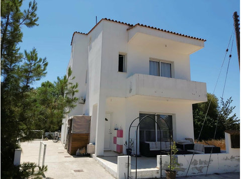 Welcome to this stunning three-bedroom detached villa,… - Mājas