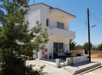 Welcome to this stunning three-bedroom detached villa,… - Häuser