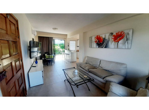 Welcome to your new home in the charming area of Chlorakas!… - Huizen