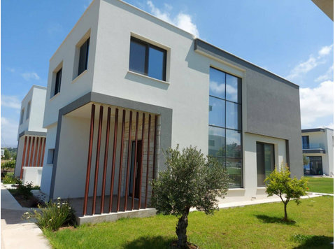 Within an area of more than 90,000 sq.meters, more than 60… - Houses