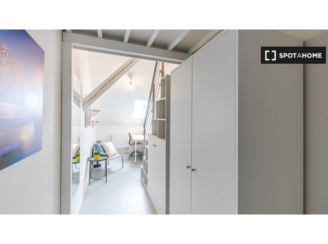 Room for rent in 3-bedroom apartment in Malá Strana, Prague - За издавање
