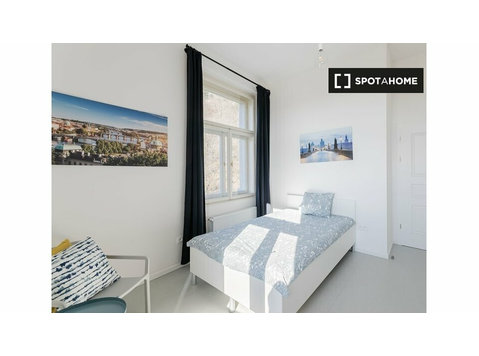 Room for rent in 3-bedroom apartment in Malá Strana, Prague - 	
Uthyres