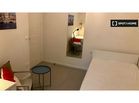Room for rent in 3-bedroom apartment in Malá Strana, Prague -  வாடகைக்கு 