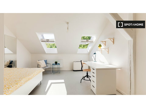 Zimmer zu vermieten in 3-Zimmer-Wohnung in Malá Strana, Prag - Zu Vermieten