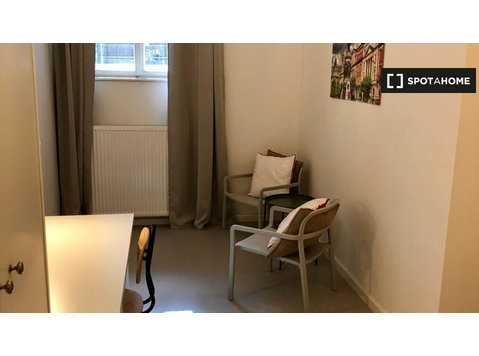 Room for rent in 3-bedroom apartment in Malá Strana, Prague - Aluguel