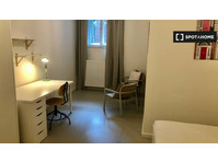 Room for rent in 3-bedroom apartment in Malá Strana, Prague - Под Кирија