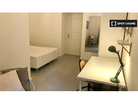 Quarto para alugar em apartamento de 3 quartos em Malá… - Aluguel