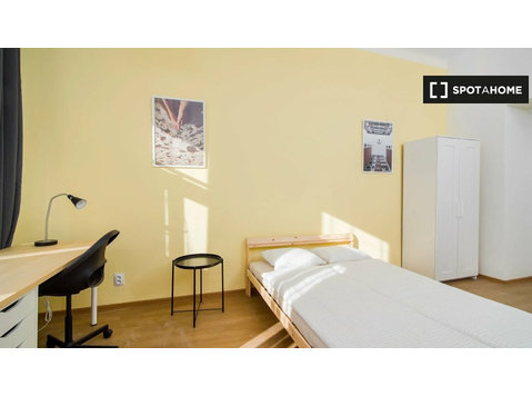 Room for rent in 3-bedroom apartment in Prague - Til leje