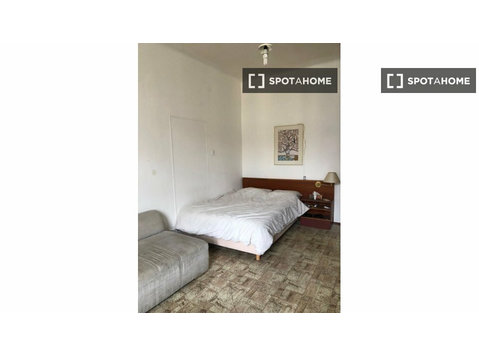 Room for rent in 3-bedroom apartment in  Vinohrady, Prague - Под Кирија
