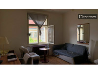 Room for rent in 3-bedroom apartment in  Vinohrady, Prague - Под Кирија