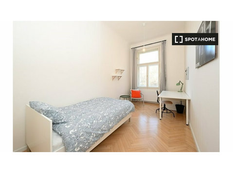 Prag, Malá Strana'da 4 yatak odalı dairede kiralık oda - Kiralık