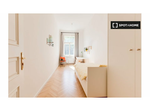 Room for rent in 4-bedroom apartment in Malá Strana, Prague - Disewakan