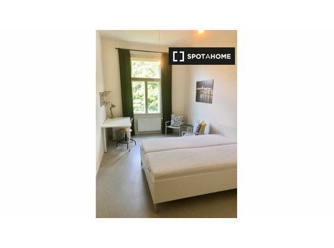 Chambre à louer dans un appartement de 4 chambres à Malá… - À louer