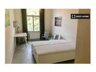 Chambre à louer dans un appartement de 4 chambres à Malá… - À louer