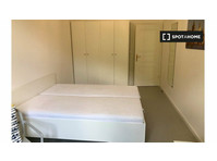 Room for rent in 4-bedroom apartment in Malá Strana, Prague - Под Кирија