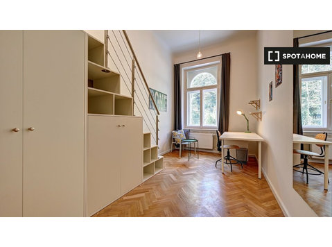 Room for rent in 4-bedroom apartment in Malá Strana, Prague - השכרה