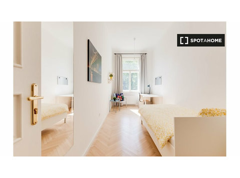 Room for rent in 4-bedroom apartment in Malá Strana, Prague - الإيجار