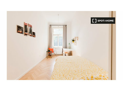 Room for rent in 4-bedroom apartment in Malá Strana, Prague - برای اجاره