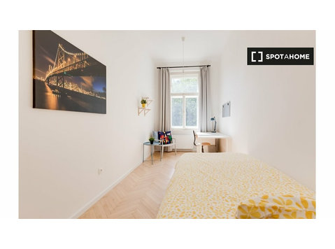 Prag, Malá Strana'da 4 yatak odalı dairede kiralık oda - Kiralık