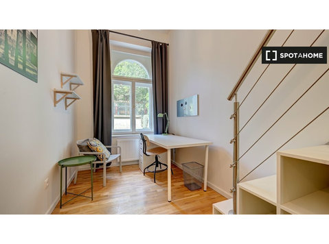 Room for rent in 4-bedroom apartment in Malá Strana, Prague -  வாடகைக்கு 