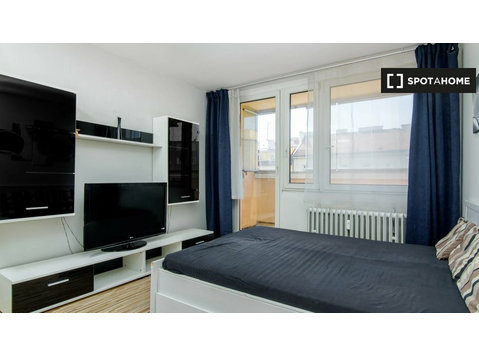 Prag, Palmovka'da 4 yatak odalı dairede kiralık oda - Kiralık