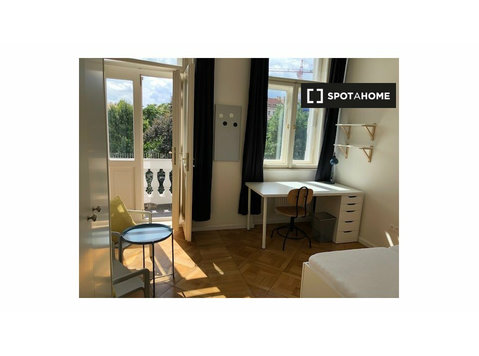 Zimmer zu vermieten in 5-Zimmer-Wohnung in Malá Strana, Prag - Zu Vermieten