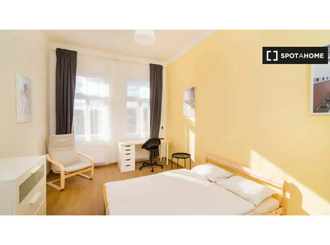Zimmer zu vermieten in 5-Zimmer-Wohnung in Prag - Zu Vermieten