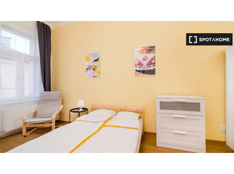 Prag'da 5 yatak odalı dairede kiralık oda - Kiralık
