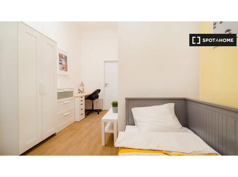 Room for rent in 5-bedroom apartment in Prague - Aluguel