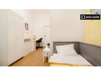 Room for rent in 5-bedroom apartment in Prague - Kiadó