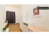 Room for rent in 5-bedroom apartment in Prague - Kiadó