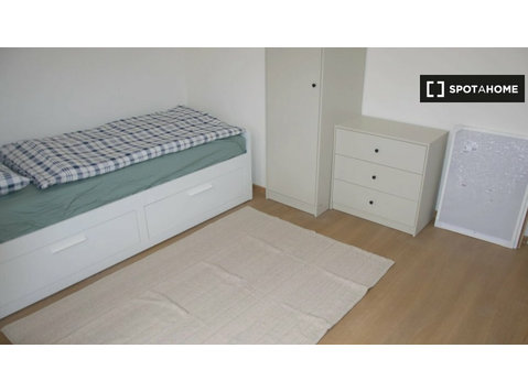 Room for rent in 5-bedroom apartment in Prague - K pronájmu