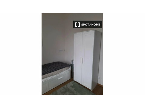 Zimmer zu vermieten in 5-Zimmer-Wohnung in Prag - Zu Vermieten