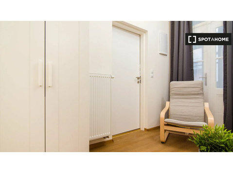 Room for rent in 5-bedroom apartment in Prague - برای اجاره