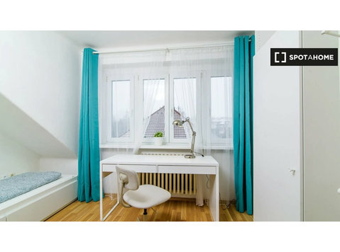 Zimmer zu vermieten in 5-Zimmer-Wohnung in Tyršův Vrch, Prag - Zu Vermieten