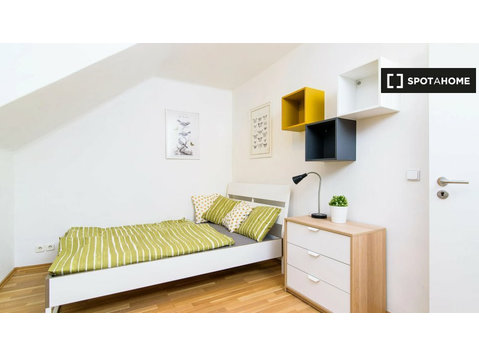 Room for rent in 5-bedroom apartment in Tyršův Vrch, Prague - Ενοικίαση