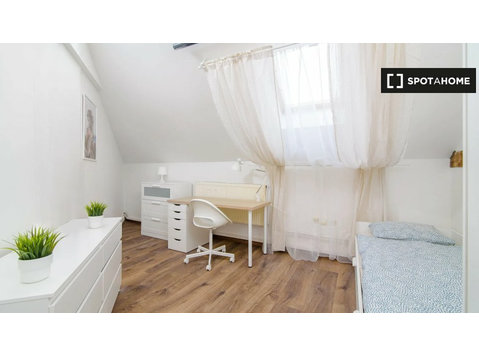 Chambre à louer dans un appartement de 6 chambres à Prague - À louer