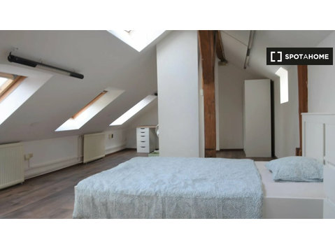 Quarto para alugar em apartamento de 6 quartos em Praga - Aluguel