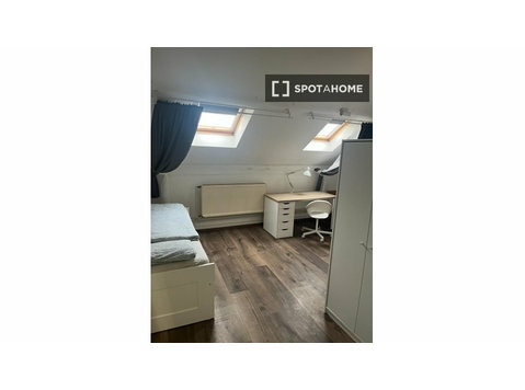 Room to rent in 6-bedroom apartment in Prague - De inchiriat