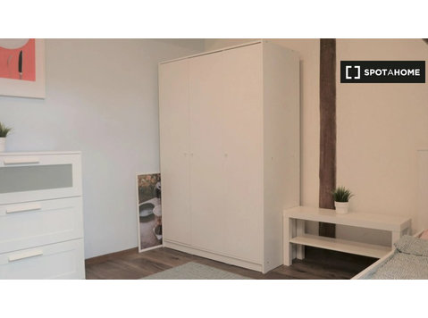 Rooms in 7-bedroom apartment to rent in Folimanka - Te Huur