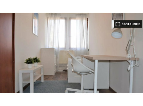 Zimmer in 7-Zimmer-Wohnung zur Miete in Folimanka - Zu Vermieten