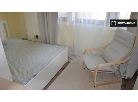 Rooms in 7-bedroom apartment to rent in Folimanka - Под наем
