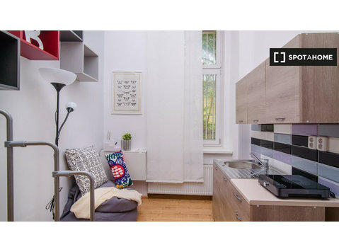 Studio-Apartment zu vermieten in Čestmírova, Prag - Wohnungen