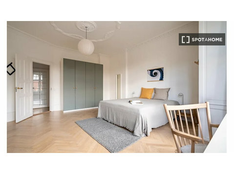 Aluga-se quarto num apartamento de 4 quartos em Copenhaga - Aluguel