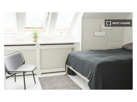 Quarto para alugar em apartamento de 5 quartos em Copenhague - Aluguel
