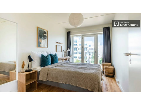 Room for rent in furnished and serviced 4-bedroom co-living - K pronájmu