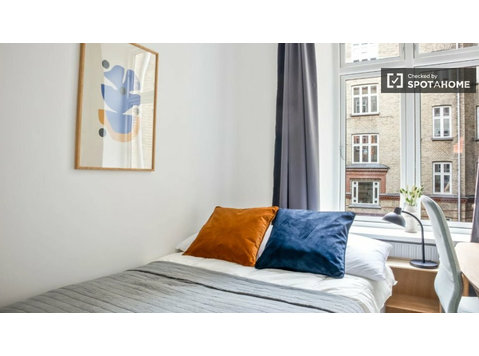 Room for rent in furnished and serviced 7-bedroom apartment - Til leje